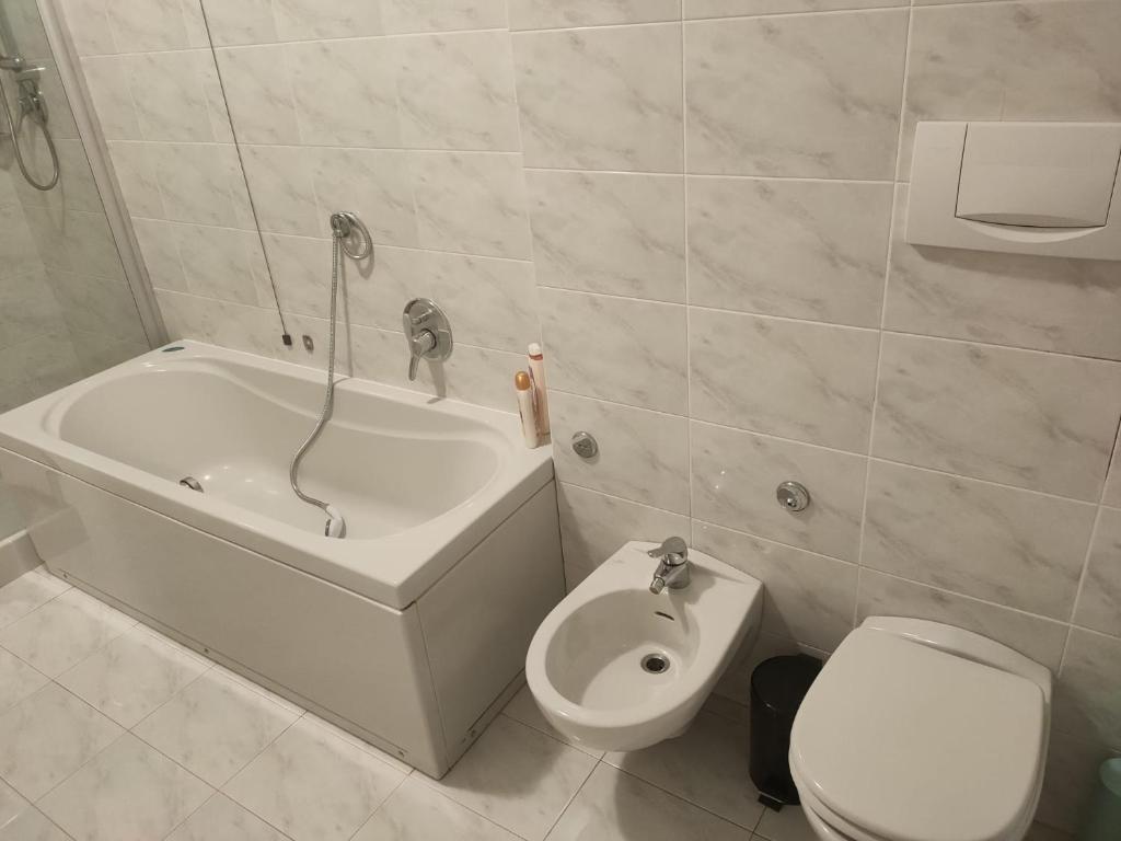 贝加莫Matisse1的带浴缸、卫生间和盥洗盆的浴室