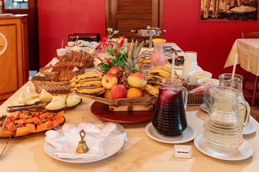 圣米格尔-达斯米松伊斯Pousada das Missoes的一张桌子上放着一大堆食物