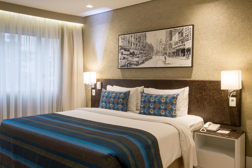 圣保罗Hotel Transamerica Berrini的酒店客房设有床和窗户。