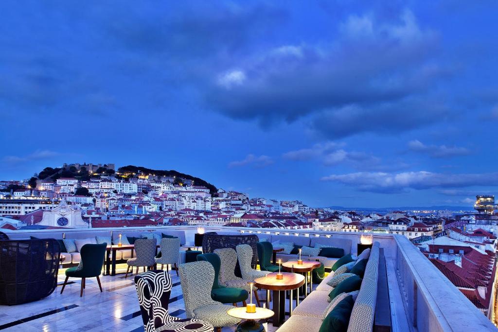 里斯本阿尔提斯亚芬尼达酒店的设有带桌椅的市景阳台。