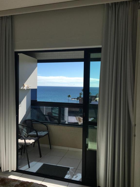 萨尔瓦多Beira Mar Rio Vermelho 02的客房设有海景阳台。