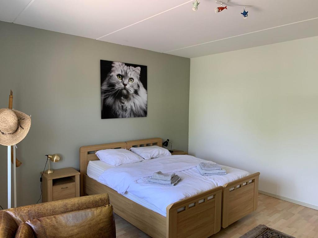 WormerApartments Zaanse Schans and Amsterdam的一间卧室,配有一张带猫照片的床