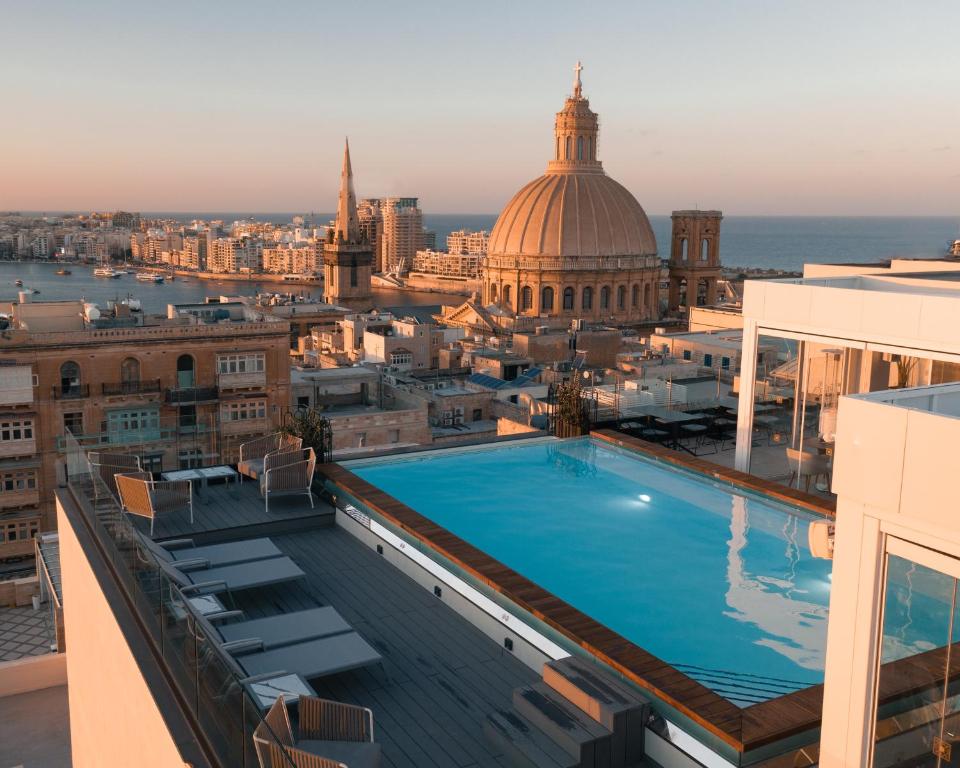 瓦莱塔The Embassy Valletta Hotel的从大楼的屋顶上可欣赏到城市美景
