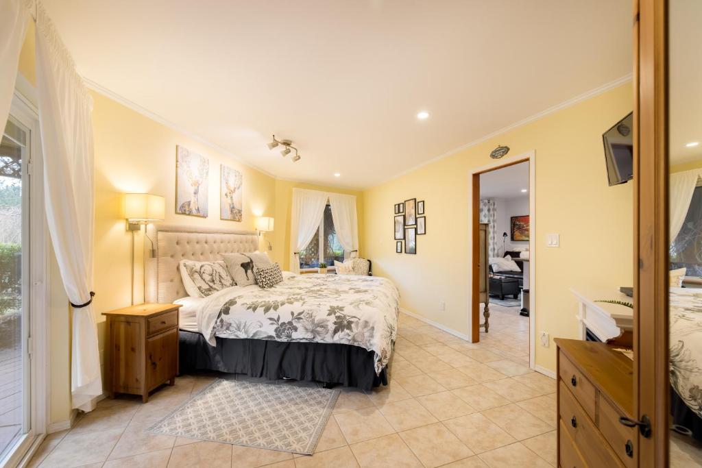 Madeira ParkEnchanter Ocean View Suites的一间卧室设有一张床和一间浴室。