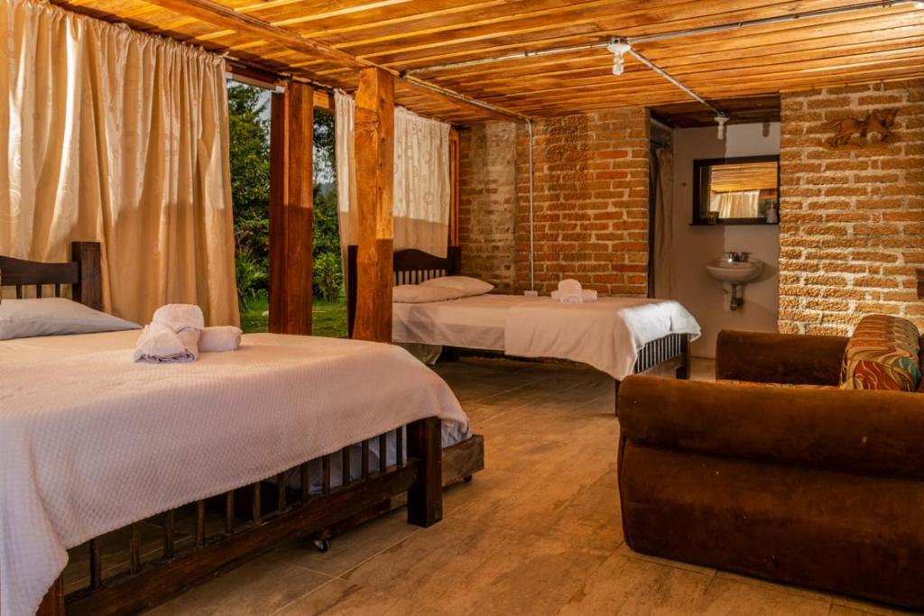 萨兰托Hostal rural la montaña alquiyapura的一间设有两张床和椅子的房间