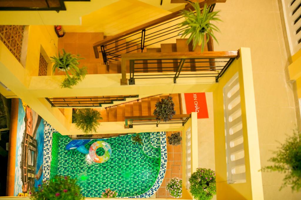 会安THE VIEW HOMESTAY HỘI AN的一座建筑物内植物游泳池的模型