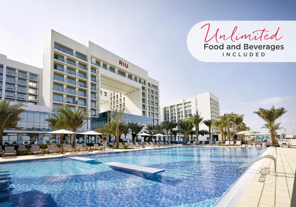 迪拜Riu Dubai Beach Resort - All Inclusive的酒店前的游泳池
