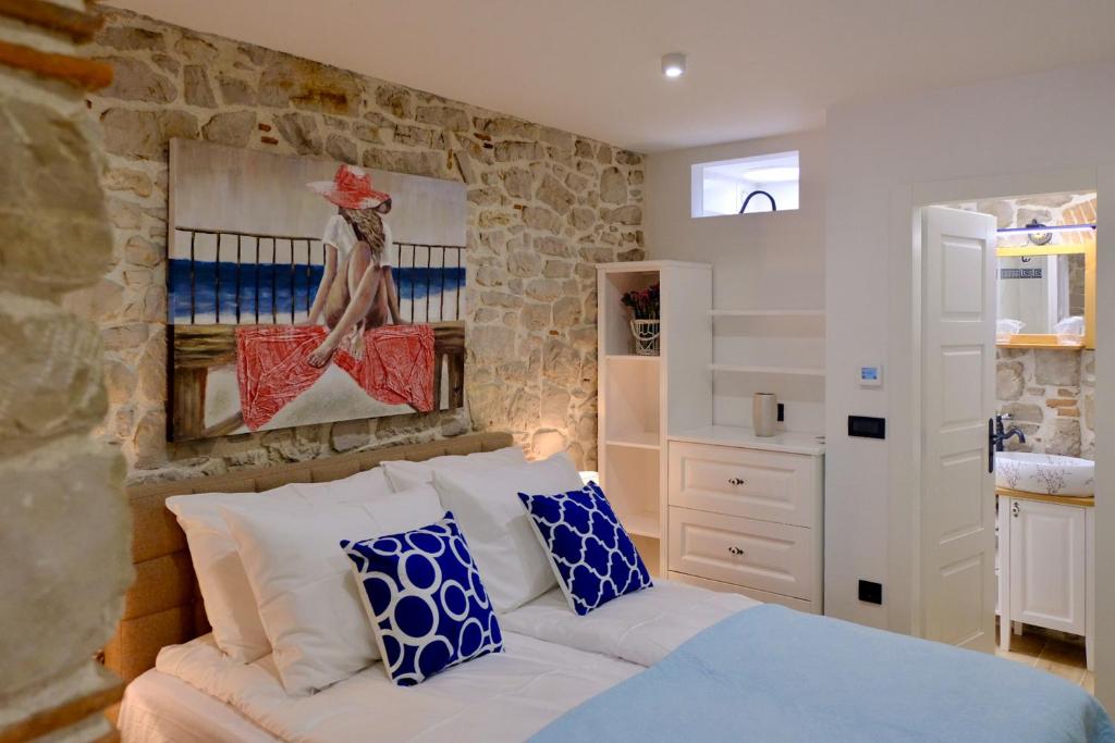 比奥格勒·纳·莫鲁La Corte di Kate-2的一间卧室配有一张带蓝色和白色枕头的床