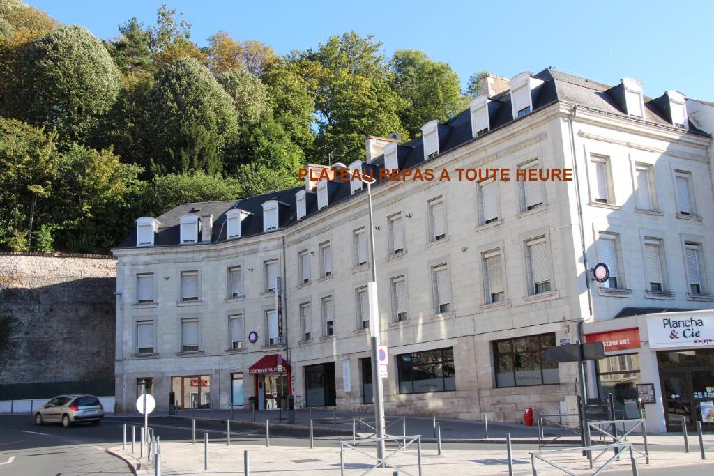 普瓦捷The Originals City, Hôtel Continental, Poitiers (Inter-Hotel)的建筑的侧面有标志