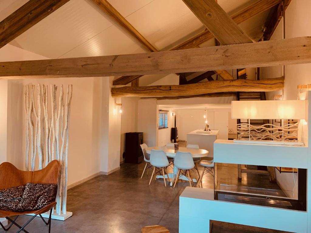 Frasnes-lez-AnvaingMMGhome的厨房以及带桌椅的用餐室。