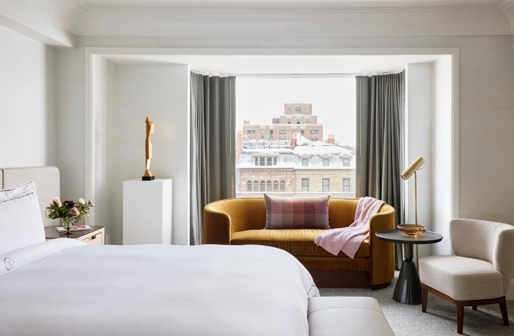 波士顿The Newbury Boston的酒店的客房 - 带一张床、椅子和窗户