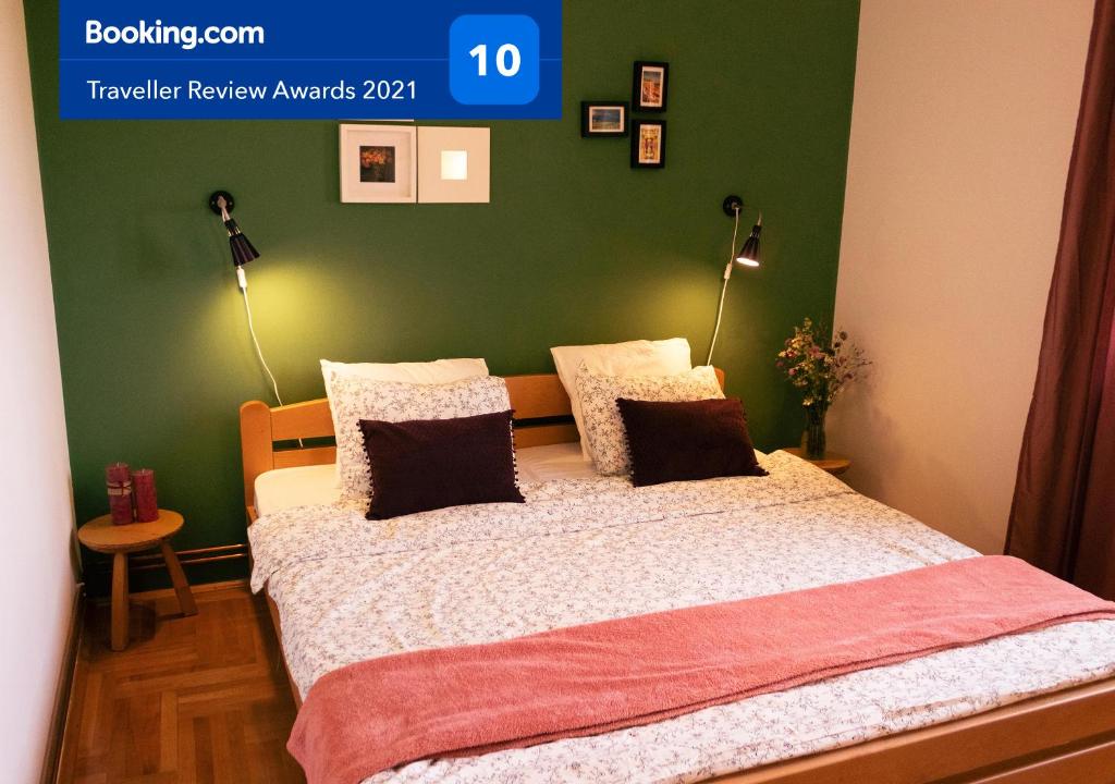 巴伊纳巴什塔Taramazon的一间卧室配有一张带绿色墙壁的床