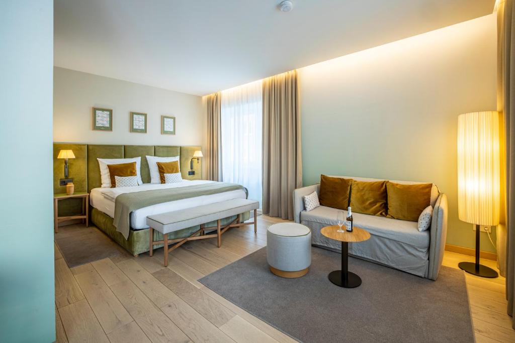 慕尼黑OneBavariaHomes的酒店客房,配有床和沙发