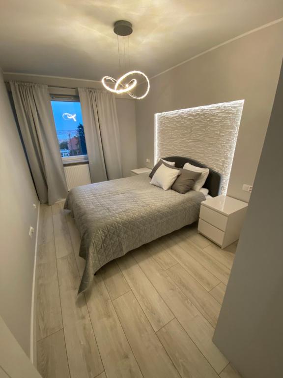 波兹南Flat4You II的一间卧室设有一张大床和一个窗户。