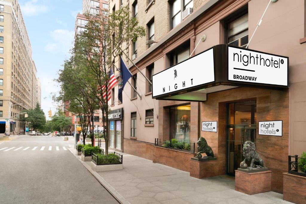 纽约Night Hotel Broadway的一条城市街道上的建筑,有商店前