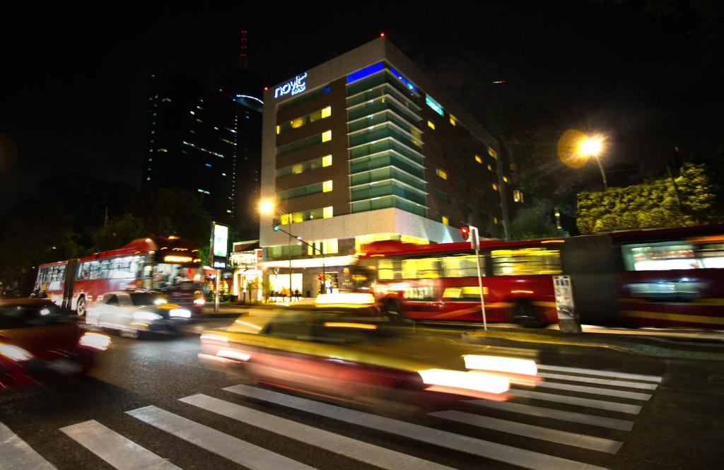 墨西哥城挪威特酒店的繁忙的城市街道,夜间有巴士和汽车