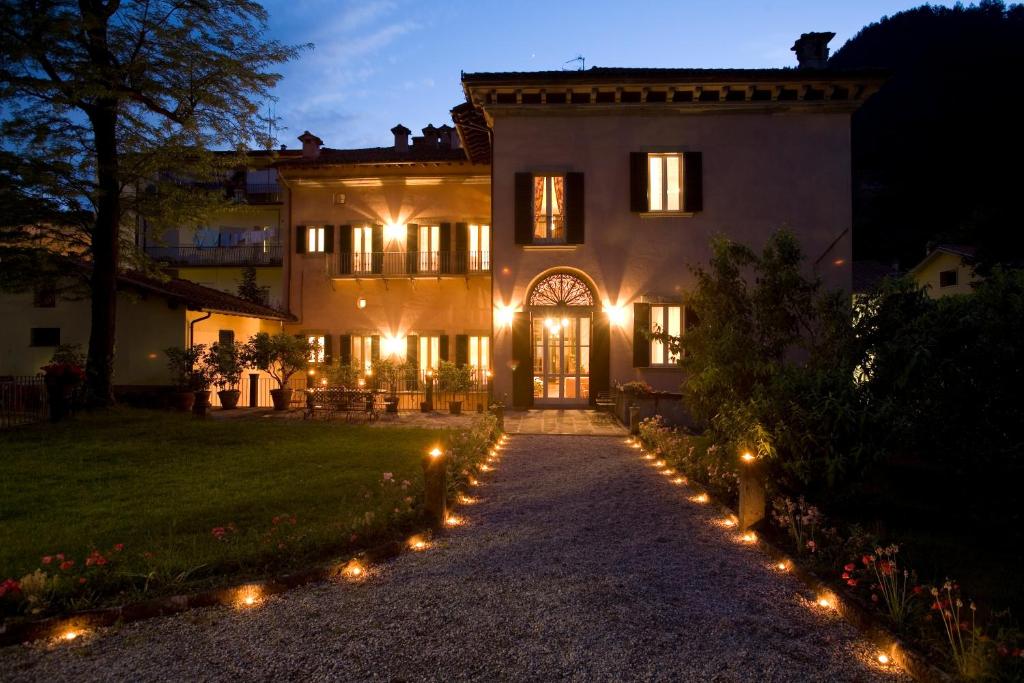 马拉迪帕拉佐托里亚尼酒店的夜晚院子里灯火通明的房子