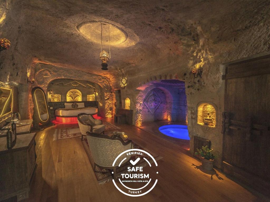内夫谢希尔Kapadokya Hill Hotel & Spa (12+)的客房设有带一张床和浴缸的spa室。