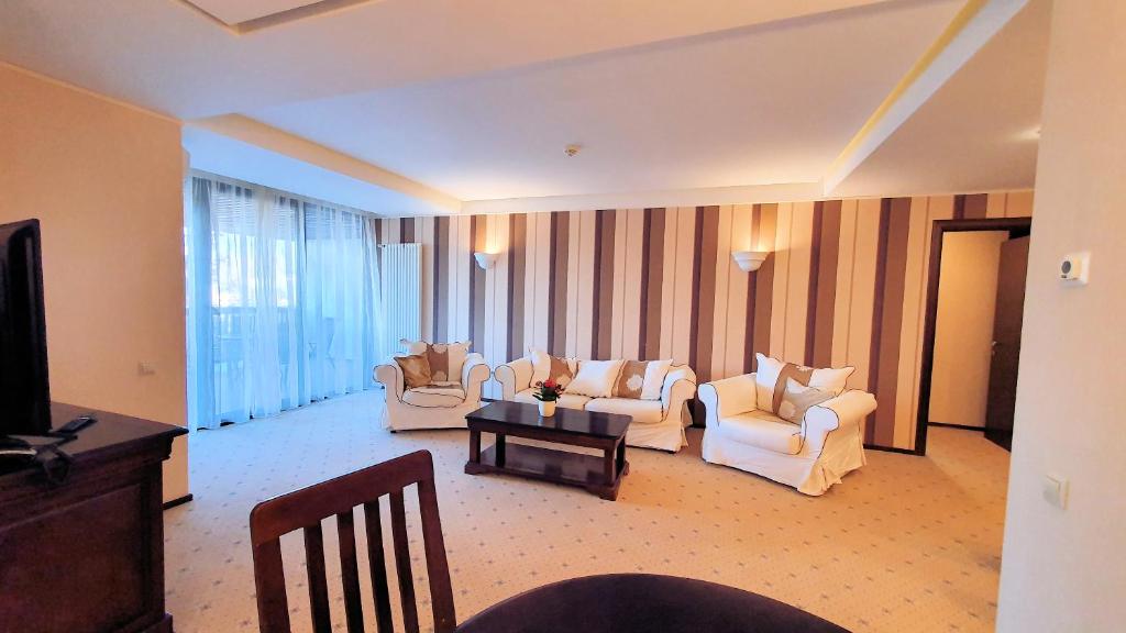 波亚纳布拉索夫Apartament 2706 Alpin Resort, etaj 7, Poiana Brașov的客厅配有白色沙发和电视