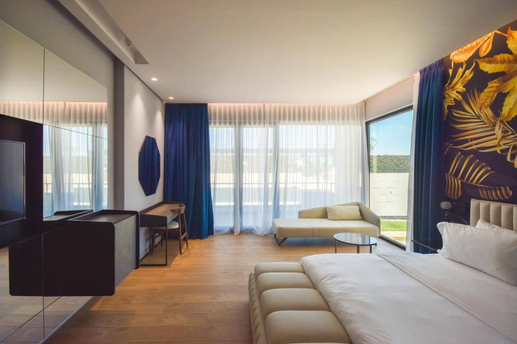 伏罗拉Flamingo Hotel的酒店客房设有床和客厅。