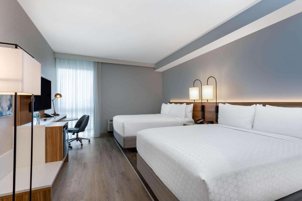 Wyndham Garden Miami International Airport客房内的一张或多张床位