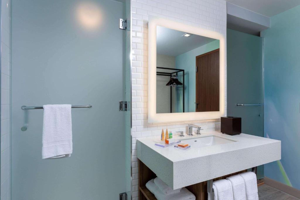 Wyndham Garden Miami International Airport的一间浴室