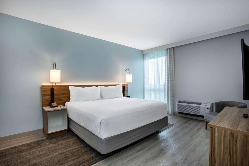 Wyndham Garden Miami International Airport客房内的一张或多张床位