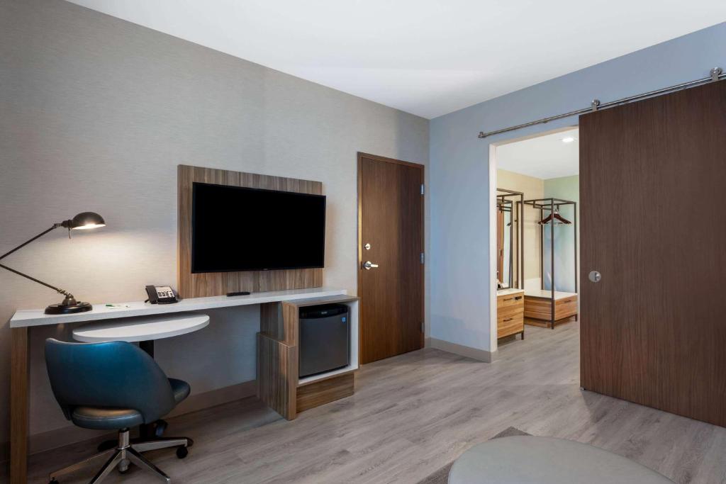 Wyndham Garden Miami International Airport的电视和&#47;或娱乐中心