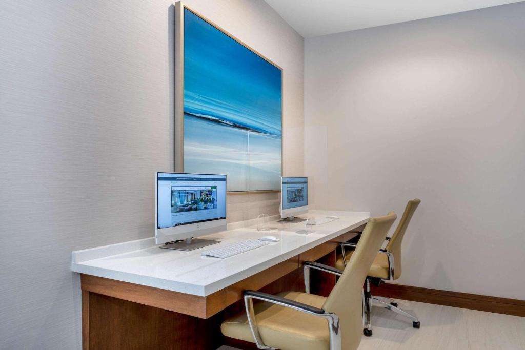Wyndham Garden Miami International Airport的电视和&#47;或娱乐中心