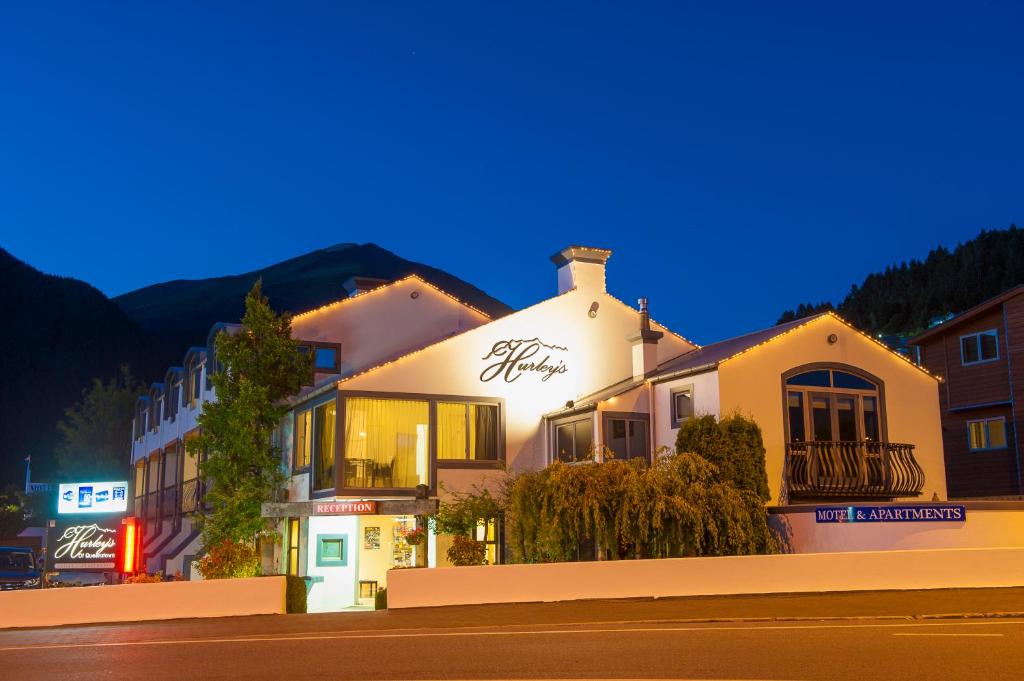 皇后镇Hurley's of Queenstown的街上的一栋建筑