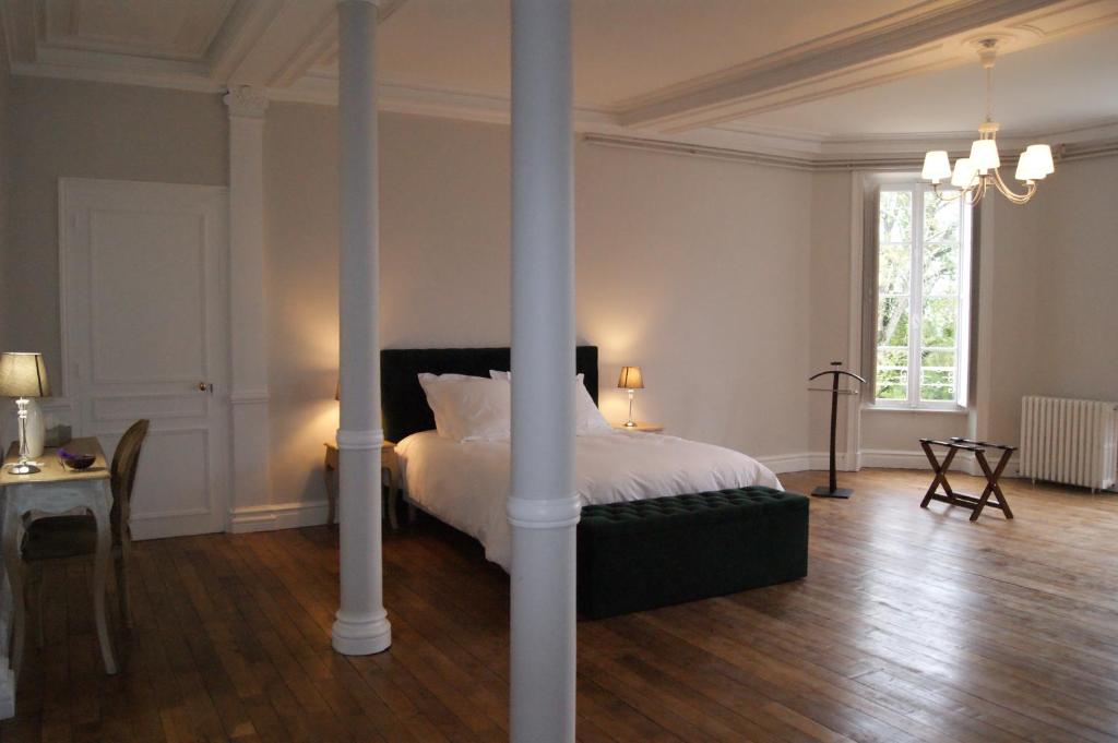 BrinayLe château de la brosse Chambres d'hôtes的一间卧室配有一张床和一根柱子
