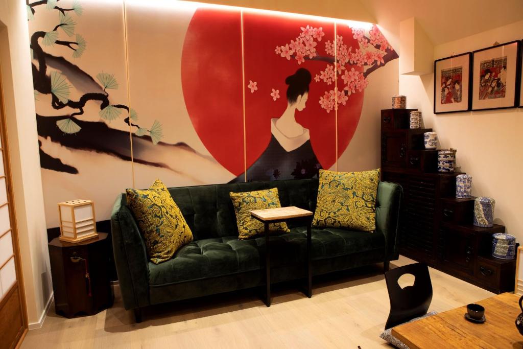 佩尔Wabi Sabi B&B的客厅配有绿色沙发和大画