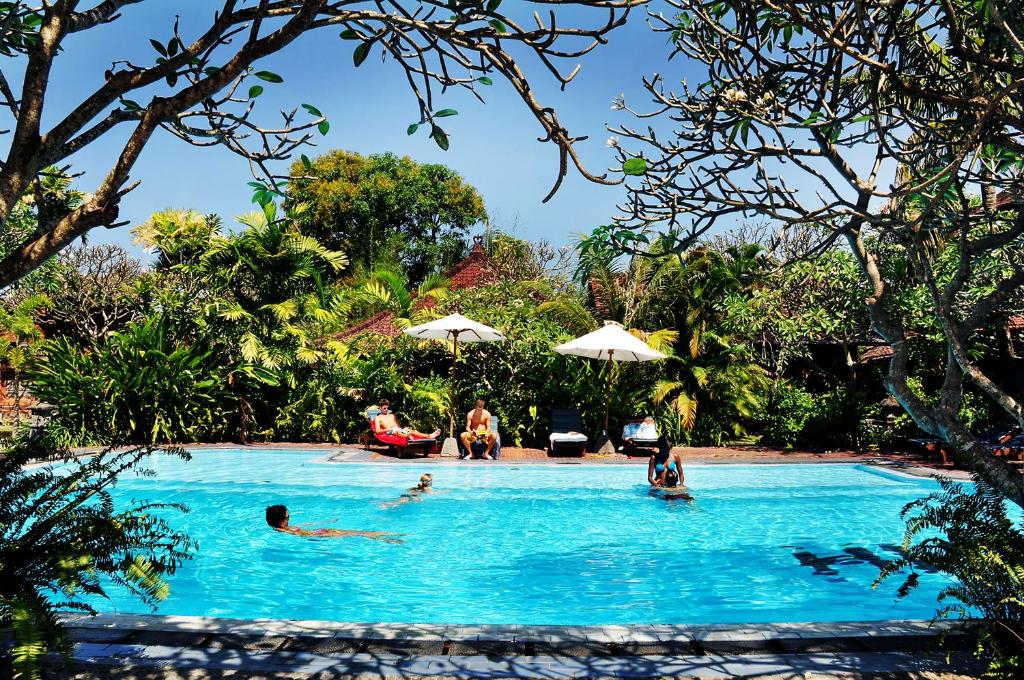 沙努尔布玛斯酒店的一群人在度假村的游泳池里
