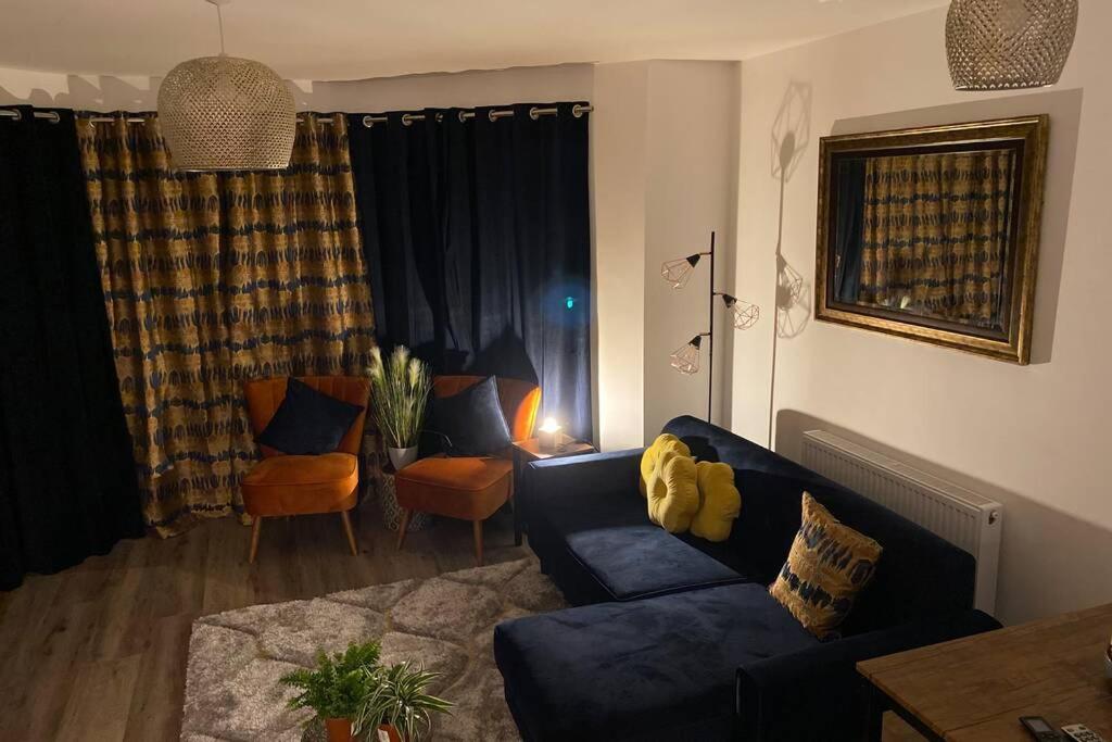 科尔温湾Luxury Modern 2Bed Seafront Apartment in Rhos on Sea的客厅配有蓝色的沙发和桌子