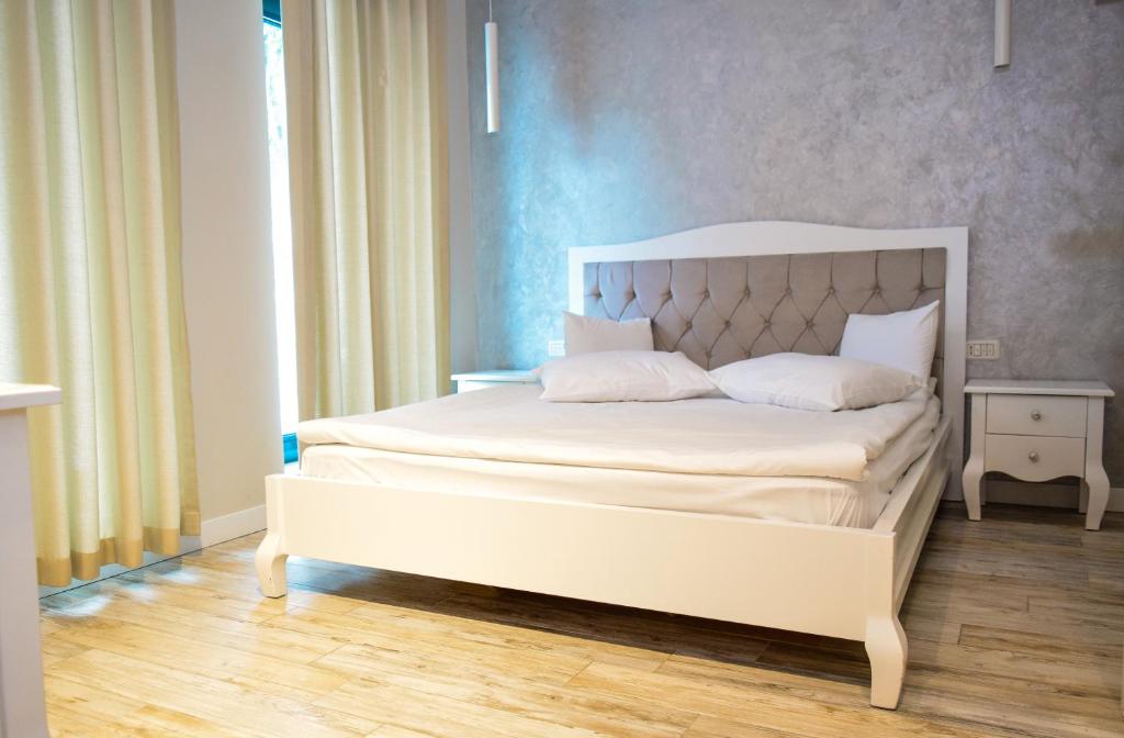 普雷代亚尔Camere de Inchiriat IGLOO的卧室配有白色的床头板和白色的床