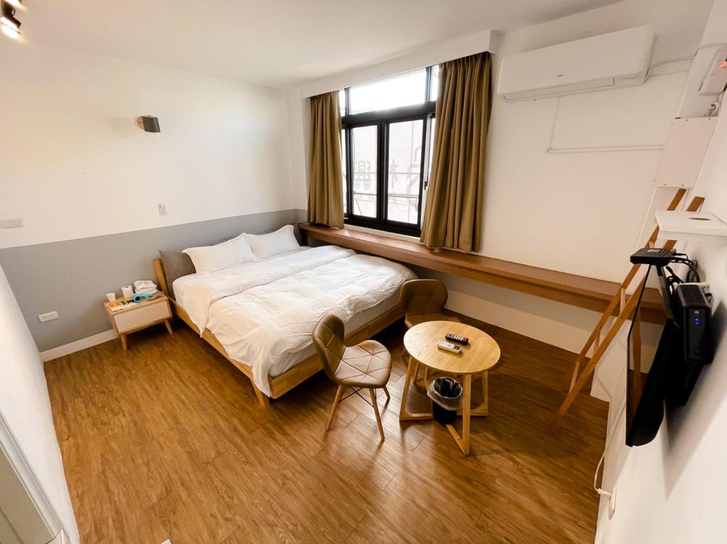 台南小岛民宿的小房间设有一张床和一张桌子