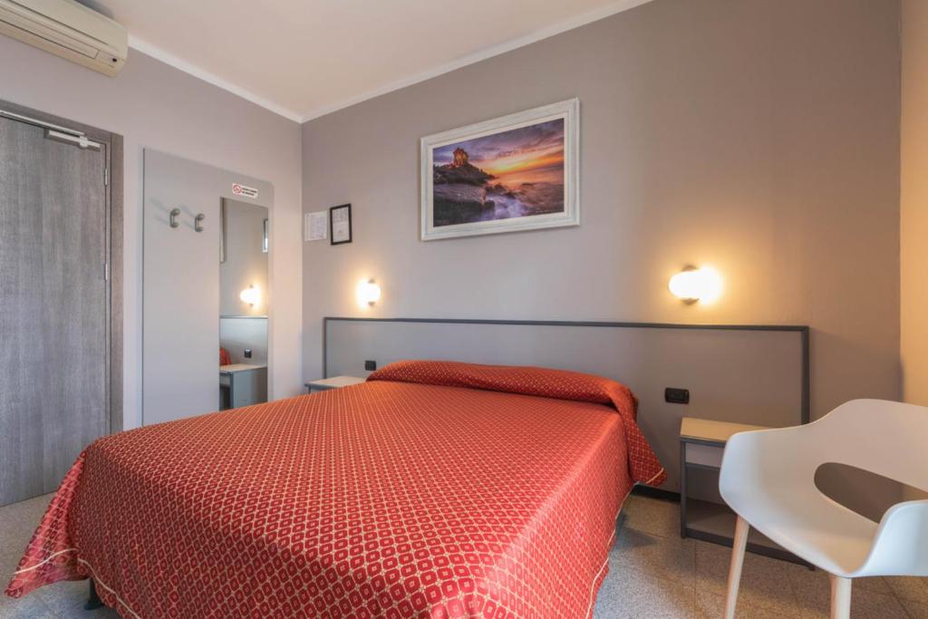 阿拉西奥Affittacamere Giannina的一间卧室配有红色的床和一张桌子及椅子