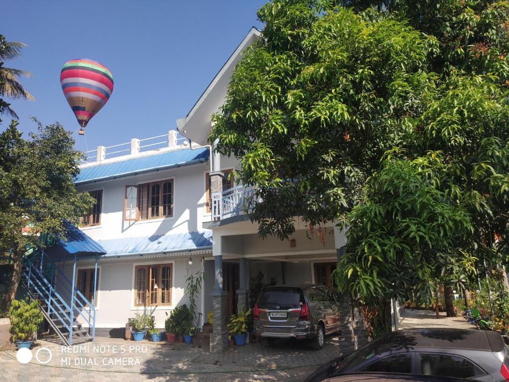 蒙纳Munnar Blue Mist的飞过房子的热气球