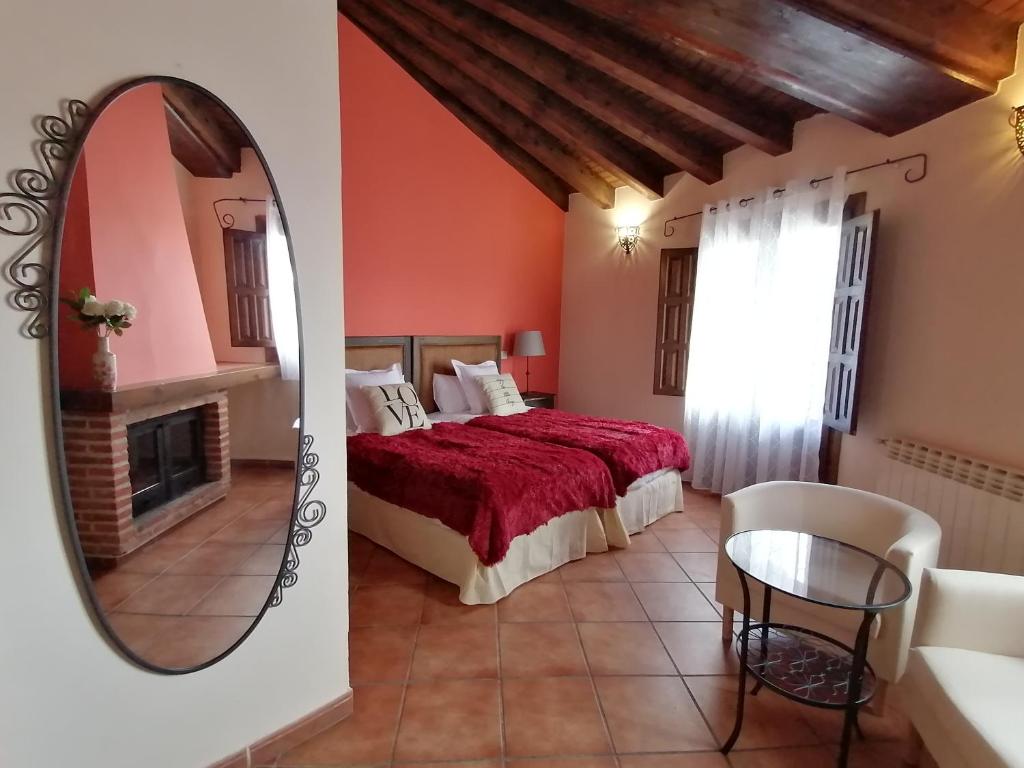 Horcajuelo de la SierraLa Posada de Horcajuelo的一间卧室配有一张床和镜子