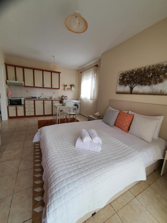 科扎尼Stergios_Apartments 06的一间卧室配有一张大床和毛巾