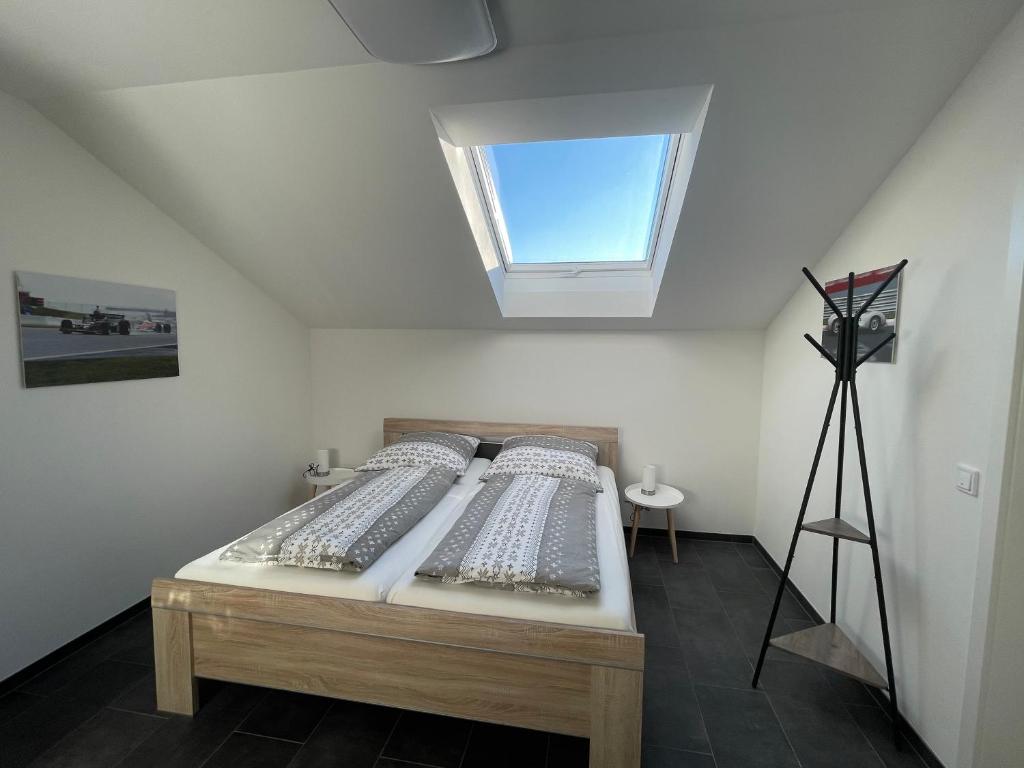 克尔贝格Gästehaus Veenstra的一间卧室设有一张床铺,天花板上设有窗户