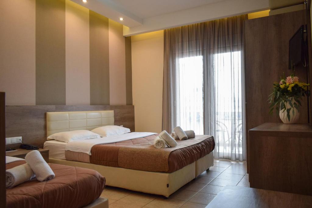 克拉默特飞利浦里欧酒店的酒店客房设有两张床和窗户。