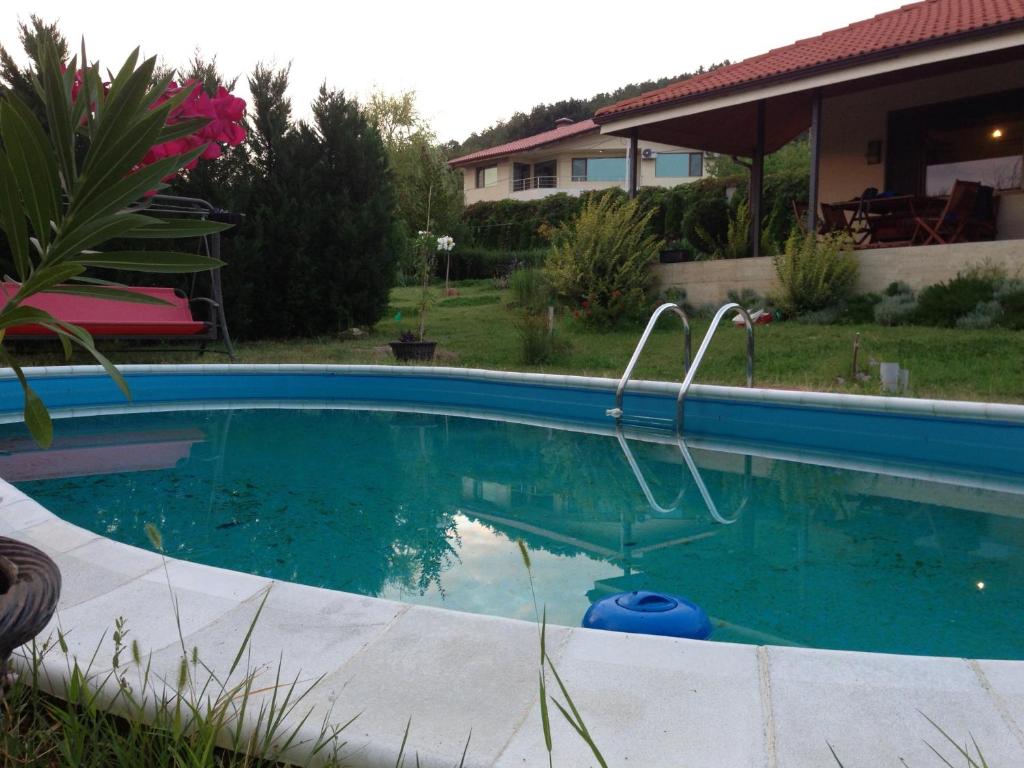 瓦尔纳Summer Villa Boutique Varna的一座房子的院子内的游泳池