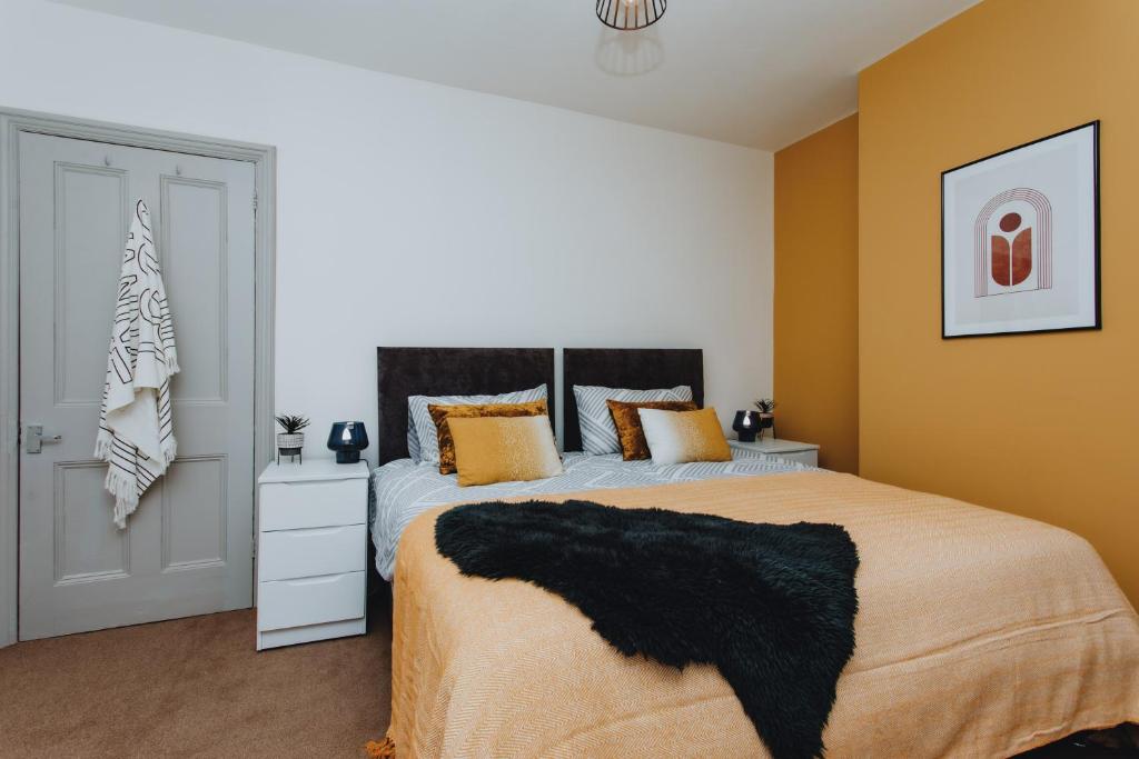 拉格比BRAND NEW TOWNHOUSE IN RUGBY的一间卧室配有一张大床和黑色毯子
