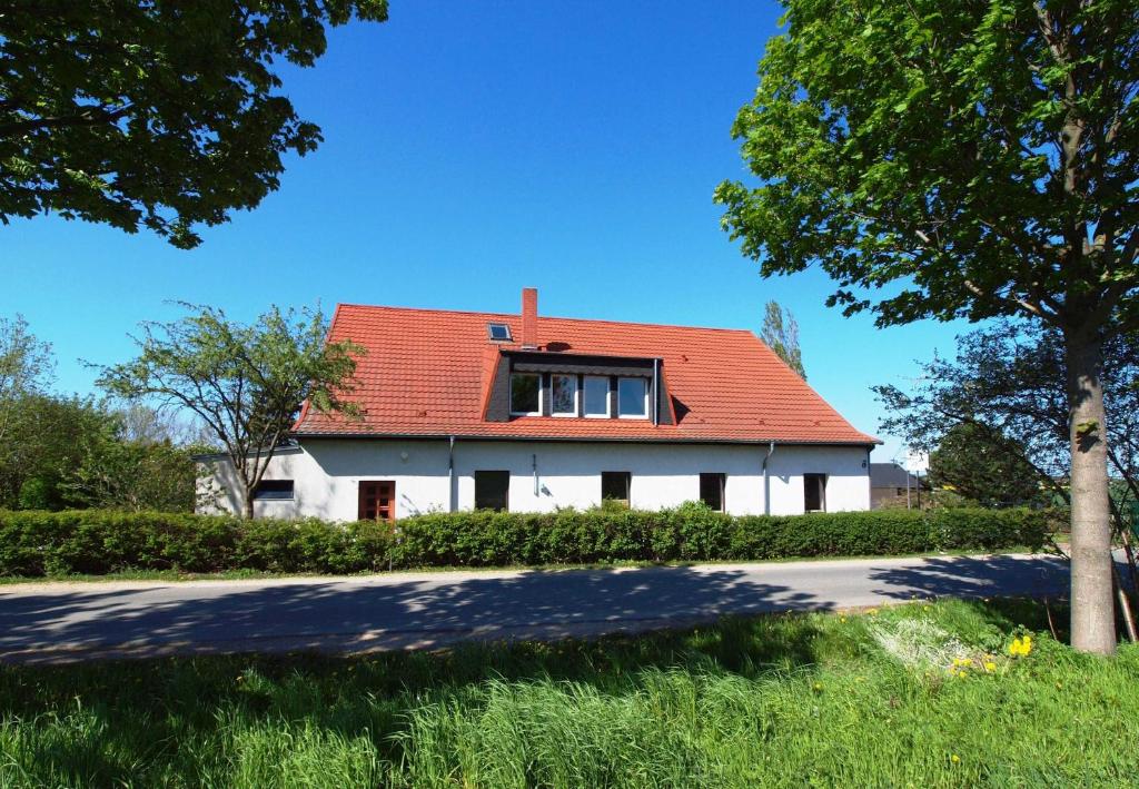 卡格斯多夫Ferienwohnungen Kleckerburg mit Me的白色房子,有红色屋顶
