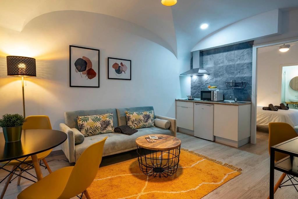 卡塞雷斯Apartamento La Machacona Paneras的客厅配有沙发和桌子