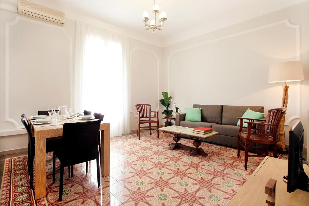 巴塞罗那瓦莱塔旅馆的客厅配有沙发和桌子