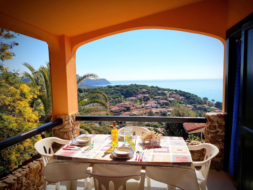 杰若米斯Villino Mari Pintau Best Vacation Ever的海景阳台上的桌子