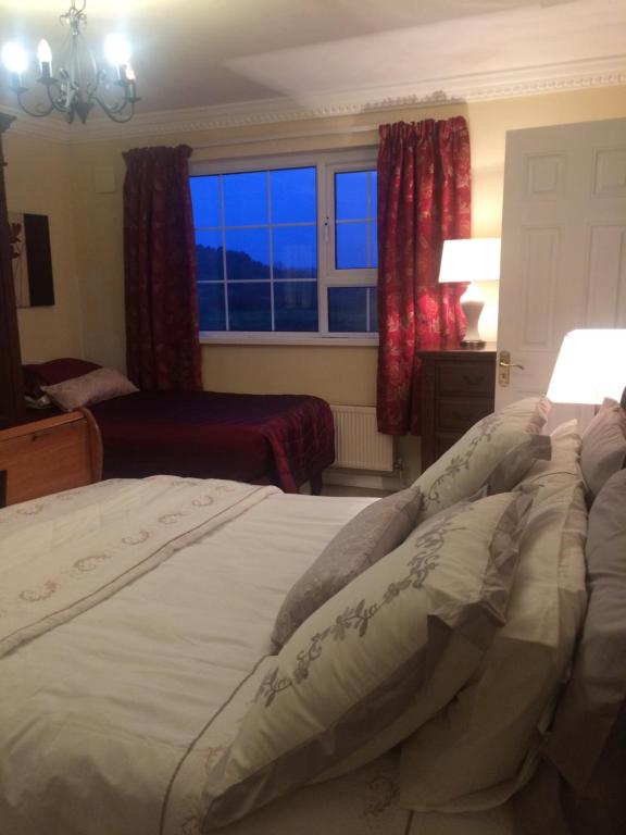 Hillcrest farmhouse Bed & Breakfast客房内的一张或多张床位