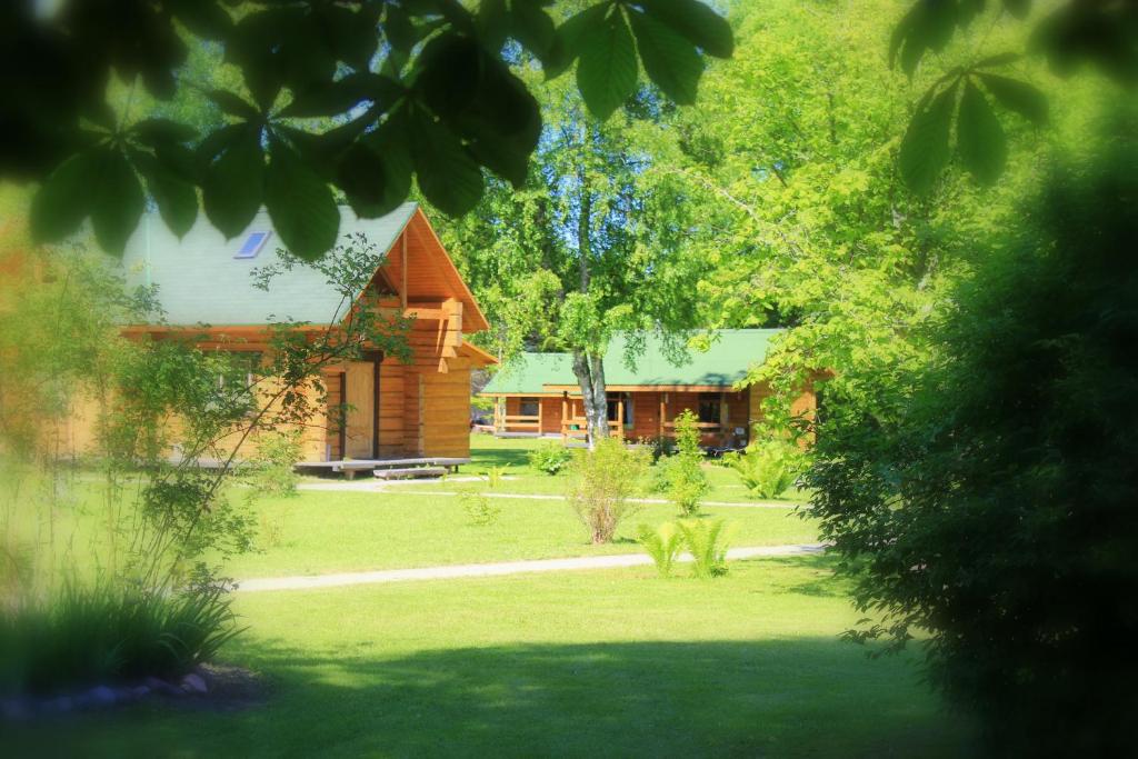 尤卡尔内斯丽露营地的一座树木繁茂的院子中的房子
